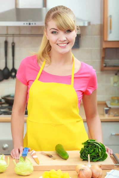 Przygotowanie warzyw sałatka jedzenie kobieta — Zdjęcie stockowe