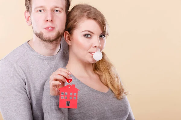 Roliga par innehar nycklarna till nya hem — Stockfoto