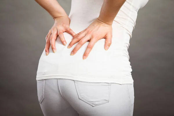 Mujer sufriendo de dolor de espalda — Foto de Stock