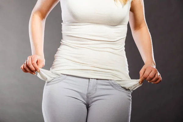 Girl showing empty pockets — Stock Photo, Image