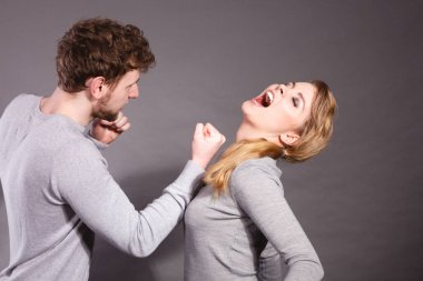 Agresif adam kadına bağırıyor.