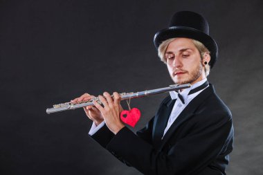 Erkek flütçü flüt ve kalp ile. Melodi seviyorum