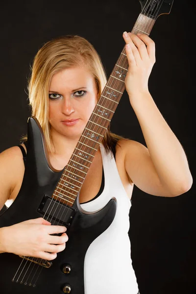 Blond vrouw met elektrische gitaar, zwarte achtergrond — Stockfoto