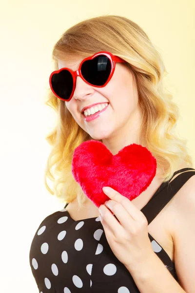 Mujer sosteniendo corazón rojo símbolo de amor — Foto de Stock