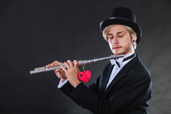 Flûtiste masculin avec flûte et cœur. Mélodie d'amour — Photo