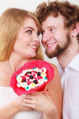 Seven çift şeker demet çiçeklerle. Aşk.