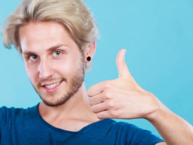 Başparmak pes içerik genç adam