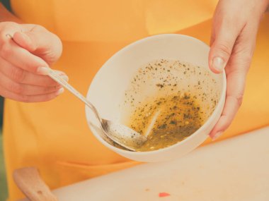 Taze salata sosu hazırlama kadın