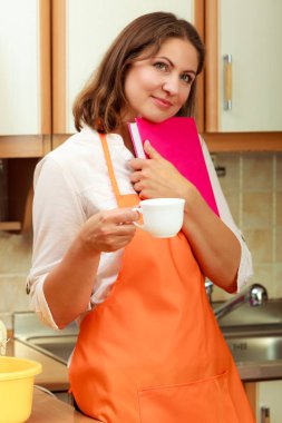 Kadın aşçı rahatlatıcı mutfak.