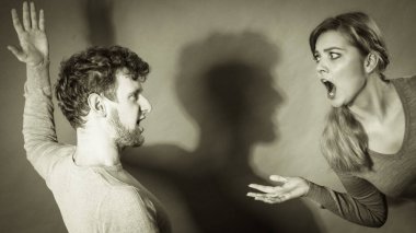 Mücadele insanlar. Genç çift savunarak.