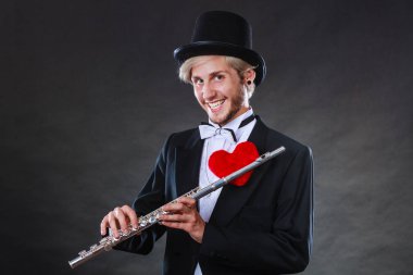 Erkek flütçü flüt ve kalp ile. Melodi seviyorum