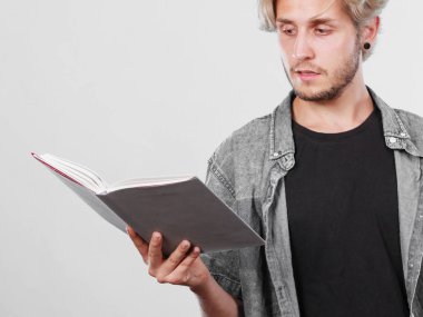Erkek öğrenci holding ders kitapları