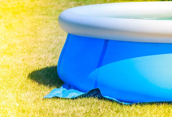 Piscina de água inflável na grama — Fotografia de Stock