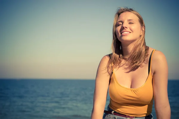 素敵な金髪女の子海辺で屋外でリラックス — ストック写真