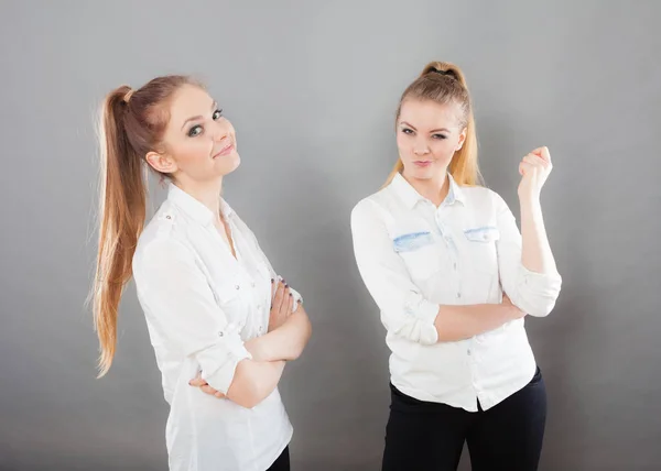 Dos mujeres mejores amigas chicas alegres divirtiéndose . — Foto de Stock