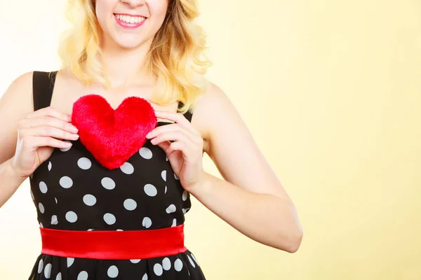 Piros szív szerelmes szimbólum tartó női — Stock Fotó