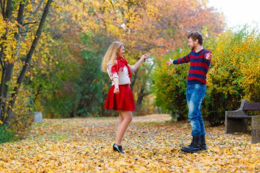 Genç çift romantik tarihte parkta karşılamak.