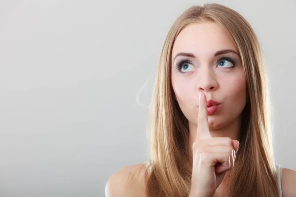 Mujer pidiendo silencio dedo en los labios —  Fotos de Stock