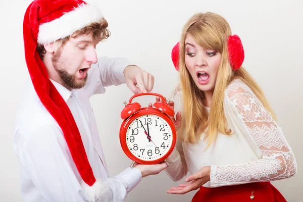 Bang paar vrouw en man met wekker. — Stockfoto