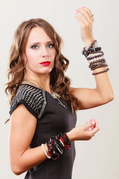 Mujer con joyas en vestido de noche negro —  Fotos de Stock