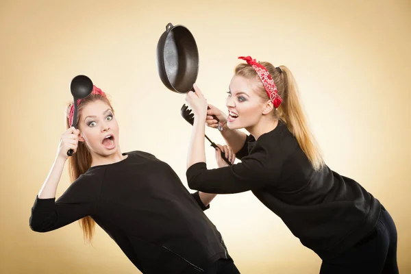 Кухонная борьба между ретро-девочками . — стоковое фото