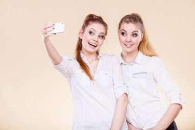 arkadaşlar öğrenci kızlar ile akıllı telefon kendi kendine fotoğraf çekme