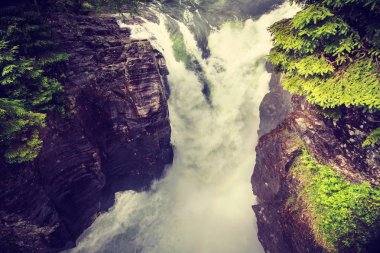şelale ve gökkuşağı dağlarda, Norveç.