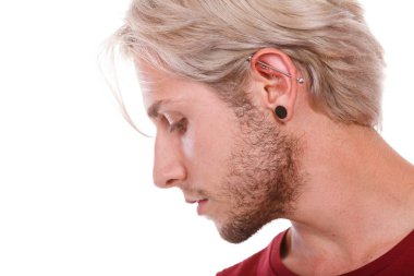 Piercing ile genç çocuk ve modaya uygun saç modeli