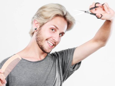 Makas saç kesme için hazır olan adam