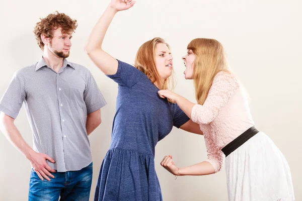 Mulheres loucas agressivas lutando pelo homem . — Fotografia de Stock