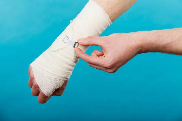 Manlig hand i bandage. — Stockfoto