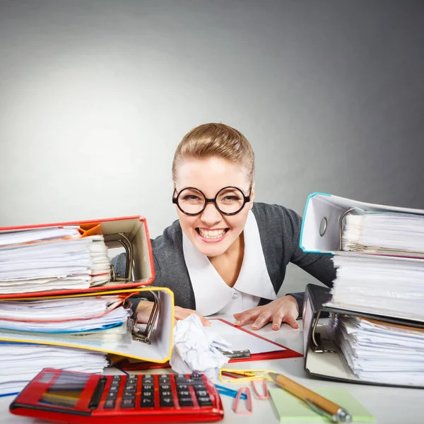 Krankzinnig office vrouw aan het werk. — Stockfoto