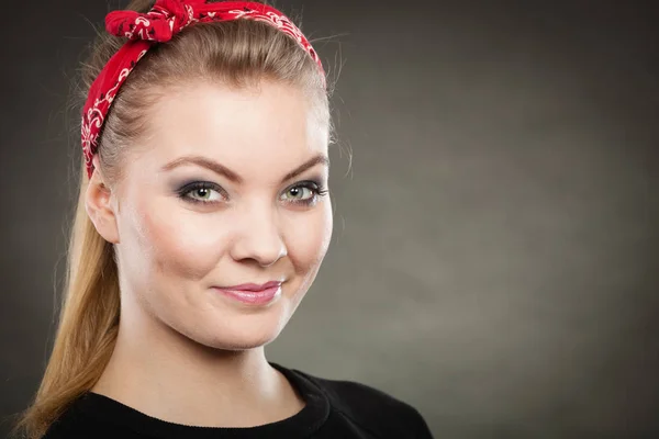 Retrato de chica retro pin up en pañuelo rojo . —  Fotos de Stock