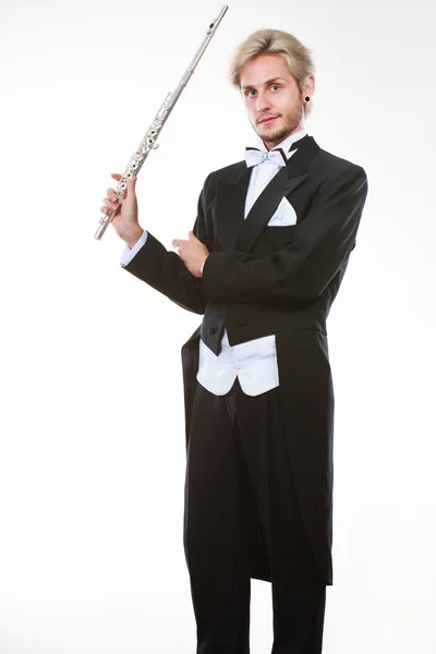 Флейтист в плаще держит флейту. — стоковое фото