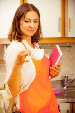 Kadın aşçı rahatlatıcı mutfak.