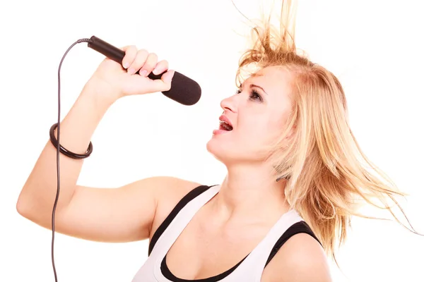 Mujer rubia cantando al micrófono, vista de perfil — Foto de Stock