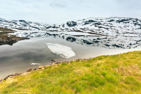 Norvégia festői hegyek, a befagyott tó. — Stock Fotó