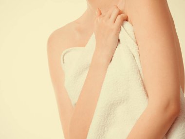 Kadın kapsayan meme altında havlu.