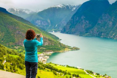 Norveç Fiyordu kadın turist alarak fotoğraf
