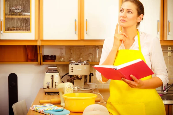 Femme au foyer planification et préparation des repas — Photo