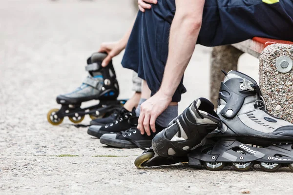 사람들이 친구 야외 롤러 스케이트를 씌우고. — 스톡 사진