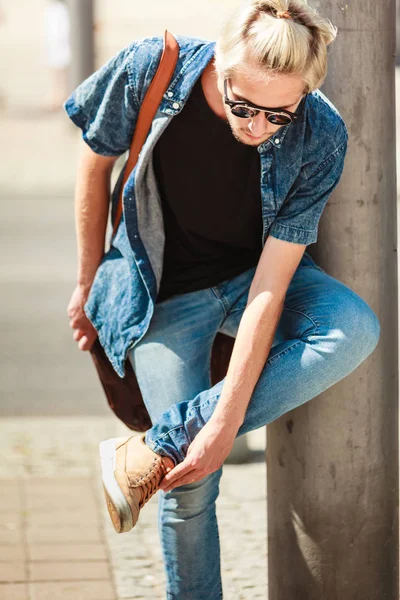 Hipster homem caminhando pela cidade, estilo urbano — Fotografia de Stock