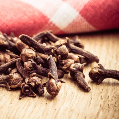 Mutfak masasında baharat karanfil