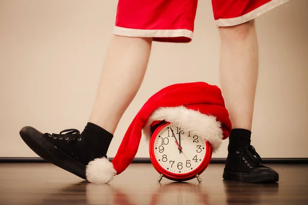 Nahaufnahme eines Mannes mit Wecker. Weihnachtszeit. — Stockfoto