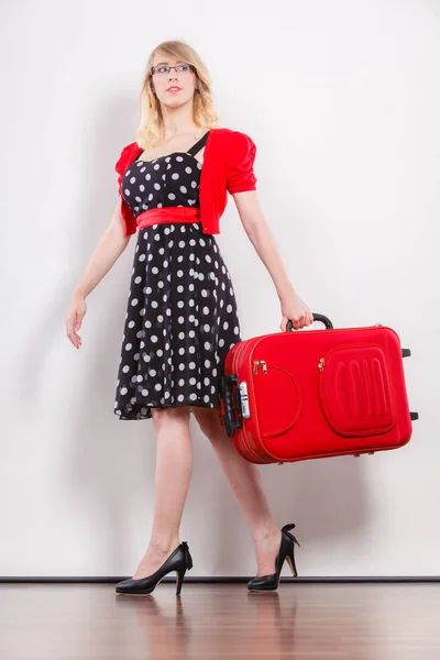 Elegante mujer de moda con maleta roja —  Fotos de Stock