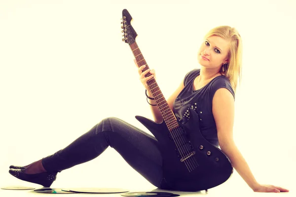 Woman with electrical guitar and vinyl record. — Stock Photo, Image