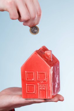 Erkek el küçük ev ve gümüş sikke.