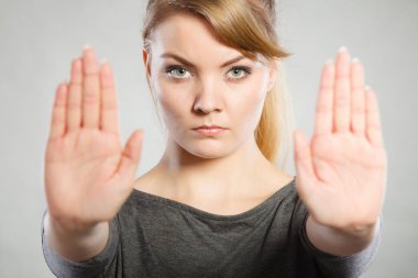 İddialı kadın yapma dur jest.