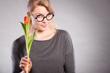 Seducive inek kız holding Lale.