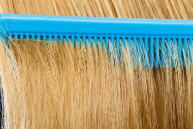 Sarı saçlı mavi tarak, yakın çekim.